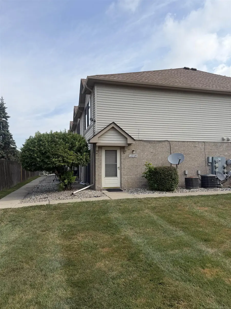 38589 Wellington, Clinton Township, MI 48036 - #2
