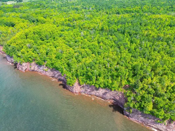 17 AC ON Lake, Ironwood, MI 49938
