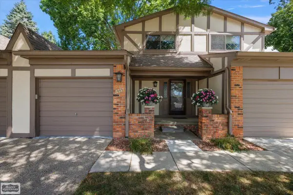 1995 Streamwood, Rochester Hills, MI 48309