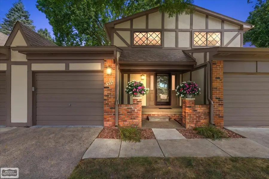 1995 Streamwood, Rochester Hills, MI 48309 - #2