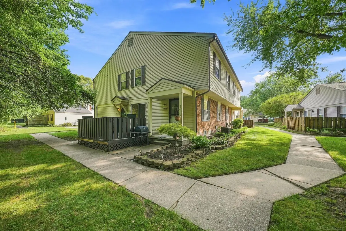 33707 Bayview Dr, Chesterfield, MI 48047 - #1