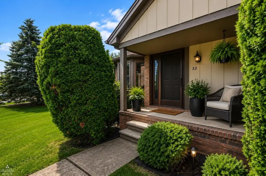 32 Meadow Wood, Rochester Hills, MI 48307 - #2