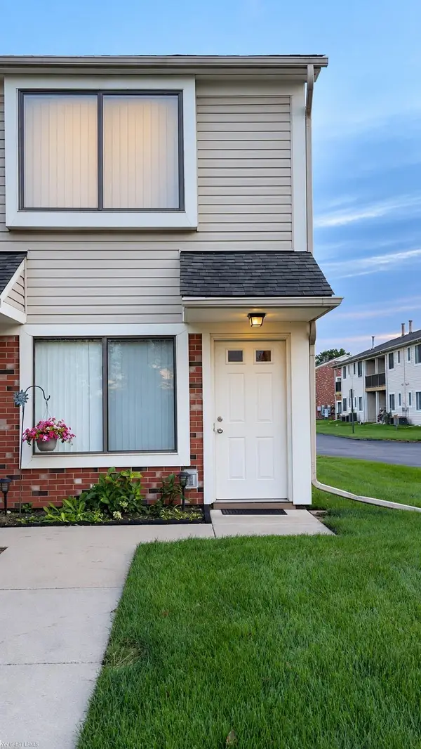 30787 Hidden Pines, Roseville, MI 48066