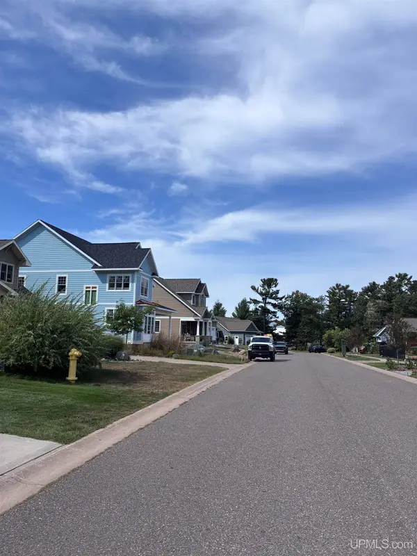 1303 Picnic Rocks Drive, Marquette, MI 49855