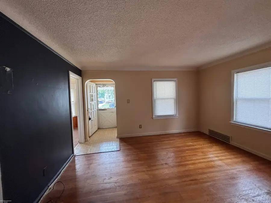 20009 Kenosha St, Harper Woods, MI 48225 - #2