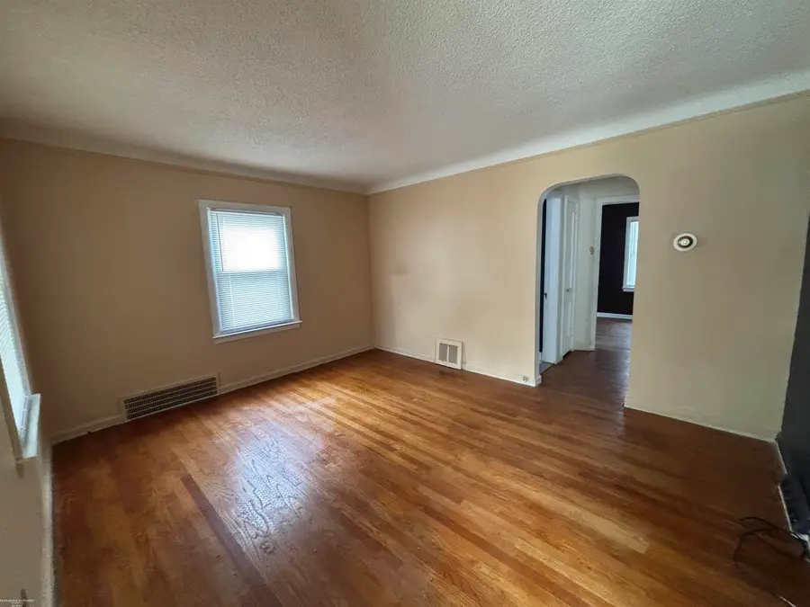 20009 Kenosha St, Harper Woods, MI 48225 - #3