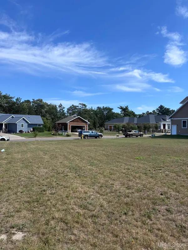 1315 Picnic Rocks Drive, Marquette, MI 49855