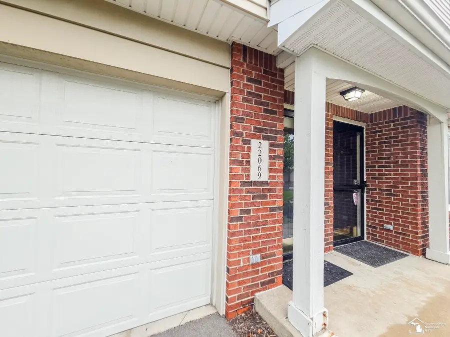 22069 Fairlane #building L, Woodhaven, MI 48183 - #3