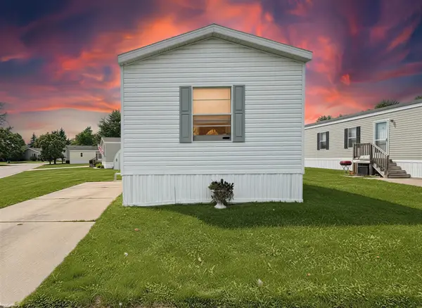 138 Applewood, Columbus, MI 48063