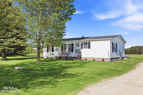2434 Stapleton Rd, Wales, MI 48027