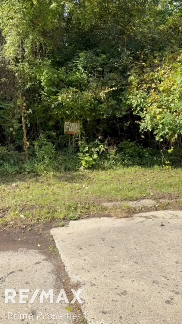 00 River Oaks, Flint, MI 48532