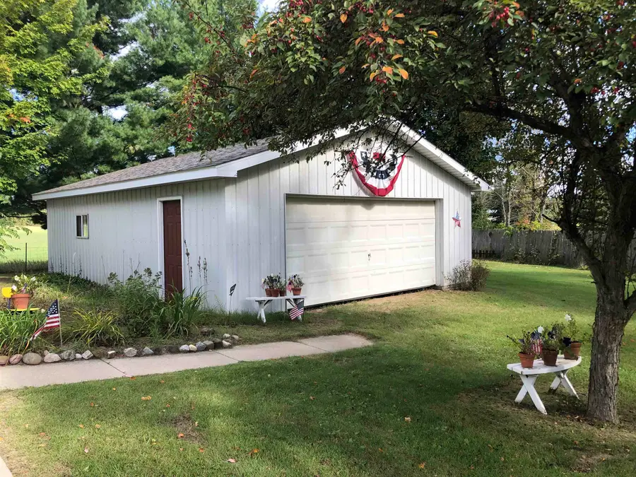 1640 W Surrey, Farwell, MI 48622 - #2