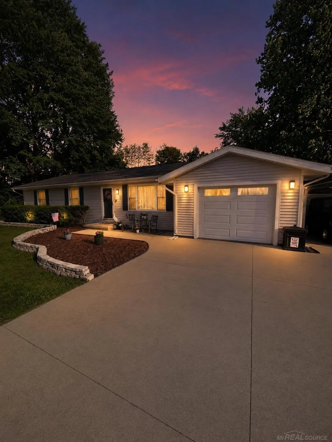 6085 S Birch Hill Dr, Smiths Creek, MI 48074 - #1