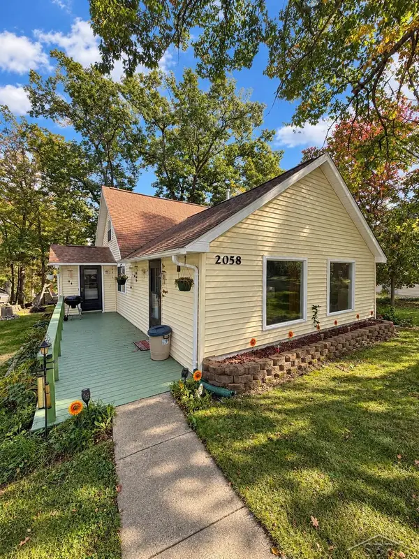 2058 W Higgins Lake, Roscommon, MI 48653