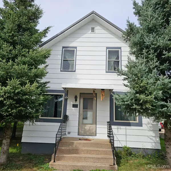 408 E E, Iron Mountain, MI 49801