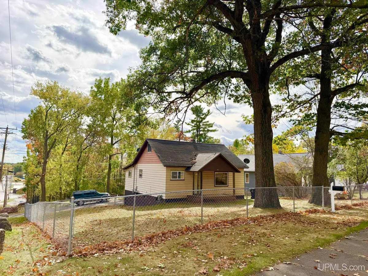 851 E I, Iron Mountain, MI 49801 - #1