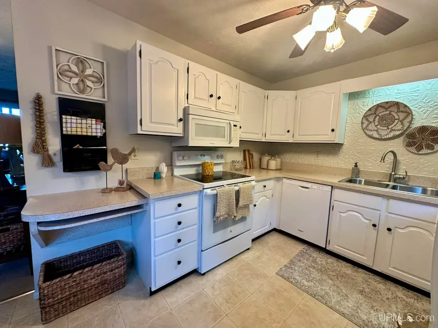 2801 S 5th, Escanaba, MI 49829 - #3