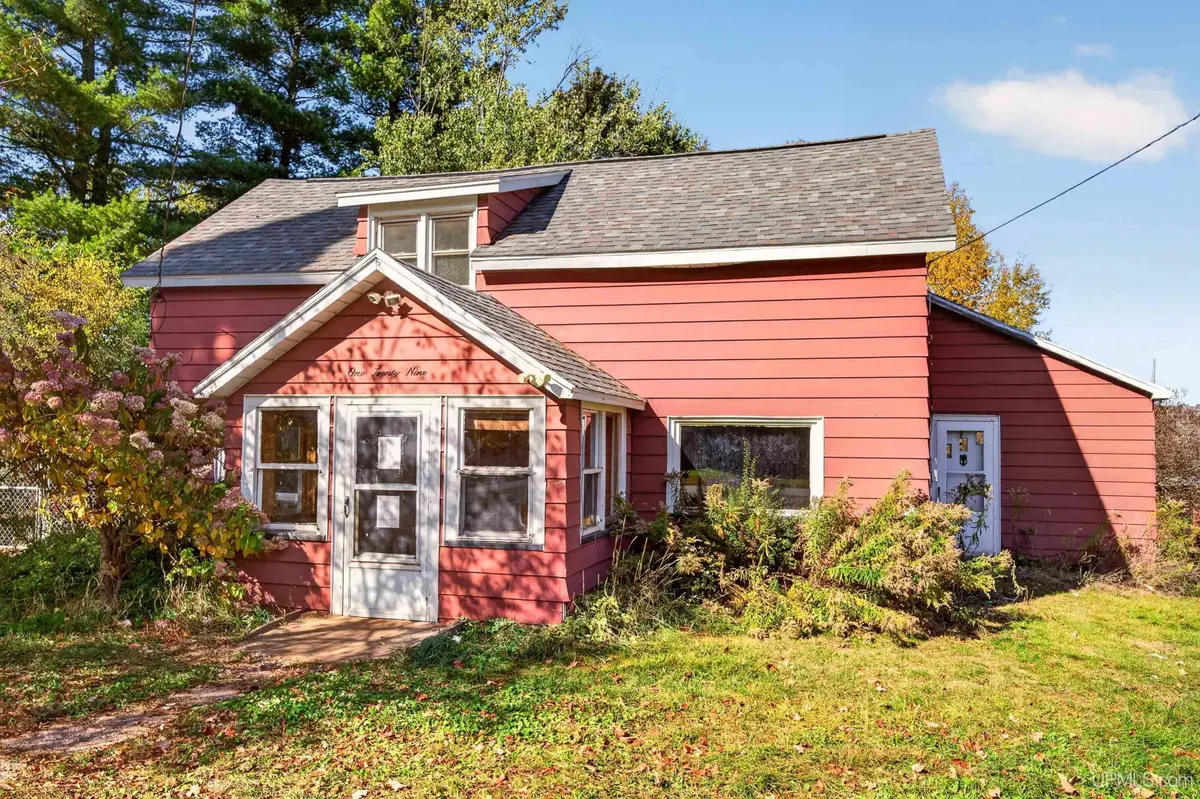129 Davis, Ishpeming, MI 49849 - #1
