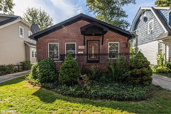 1781 Brys Dr, Grosse Pointe Woods, MI 48236