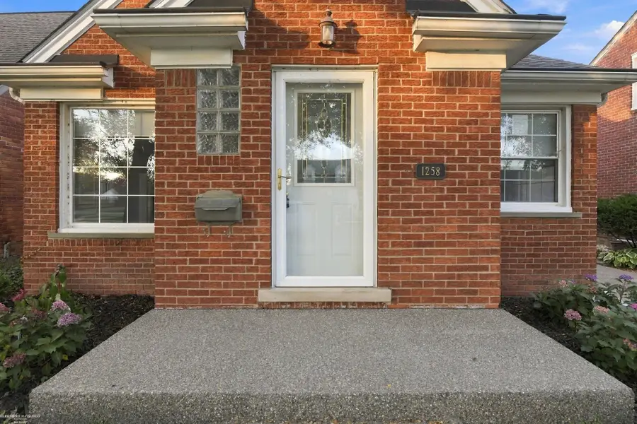 1258 Roslyn, Grosse Pointe Woods, MI 48236 - #2