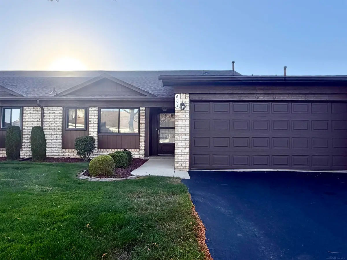 602 Country Club Dr, Saint Clair Shores, MI 48082 - #1
