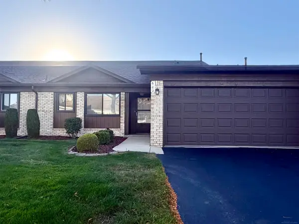 602 Country Club Dr, Saint Clair Shores, MI 48082