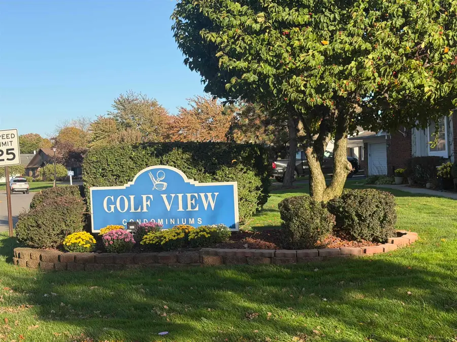 602 Country Club Dr, Saint Clair Shores, MI 48082 - #3