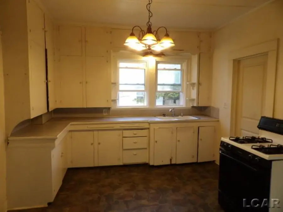 218 E Hunt, Adrian, MI 49221 - #2