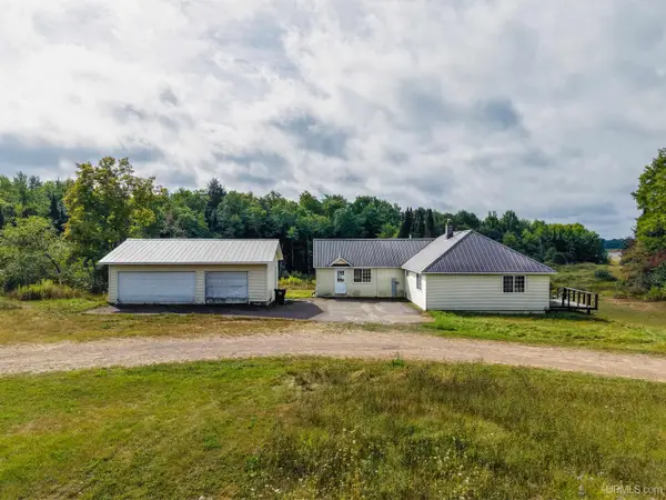 5343 E M94, Munising, MI 49862