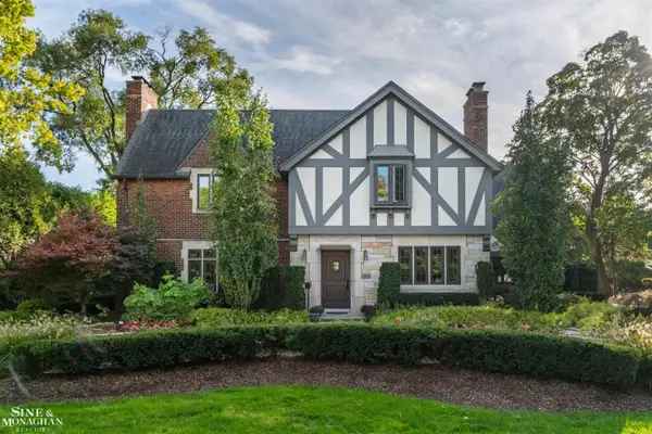 71 Lochmoor, Grosse Pointe Shores, MI 48236