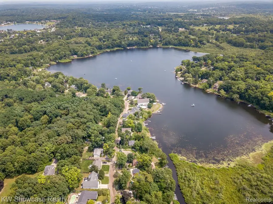 3181 Granda Vista, Milford, MI  - Image #2