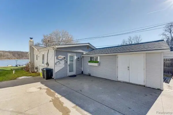 1921 Lakeview, Highland, MI 