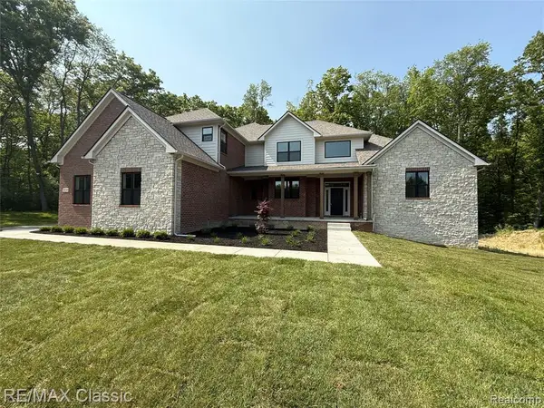 2836 Pine Bluffs Ct, Highland, MI 48356