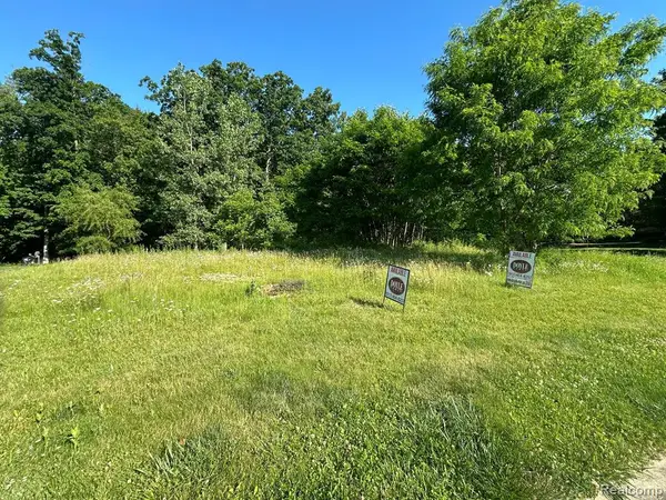 62 Donegal Court, Fenton, MI 48430