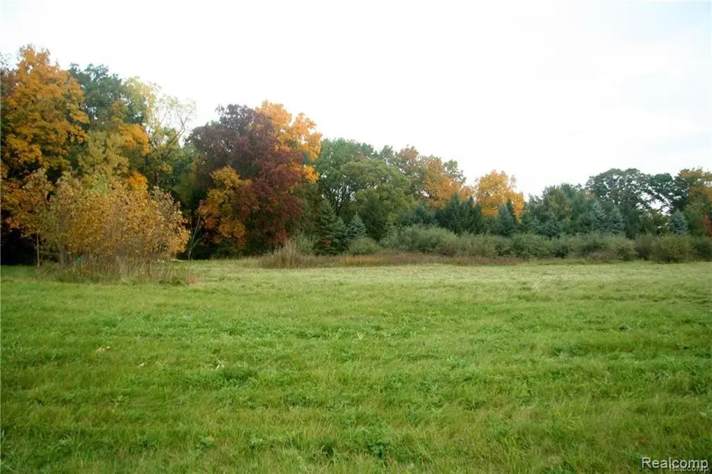 68 Donegal Court, Fenton, MI 48430 - Image #1