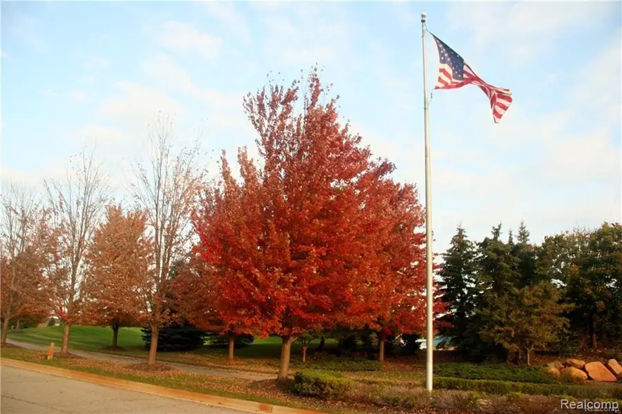 68 Donegal Court, Fenton, MI 48430 - Image #2