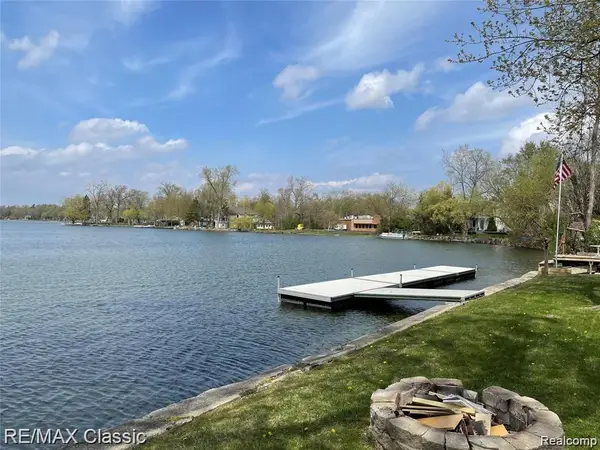 4860 Cooley Lake Rd, Waterford, MI 48327