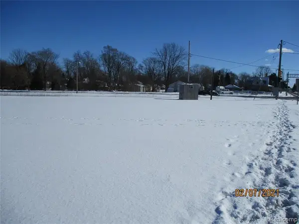 915 Corunna, Owosso, MI 48867