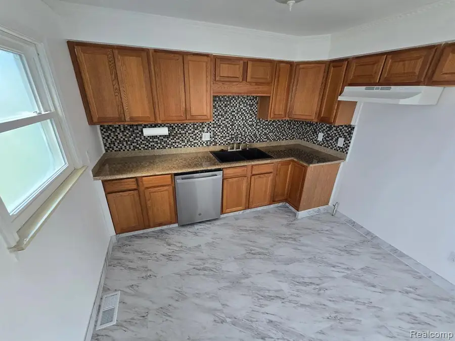 25260 Reeck, Woodhaven, MI  - Image #2