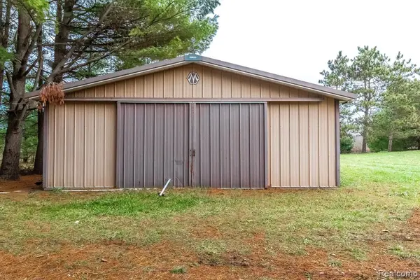 6152 Old State, North Branch, MI 