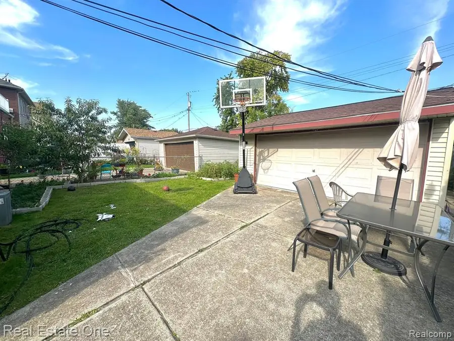 6934 Coleman Street, Dearborn, MI 48126 - #2