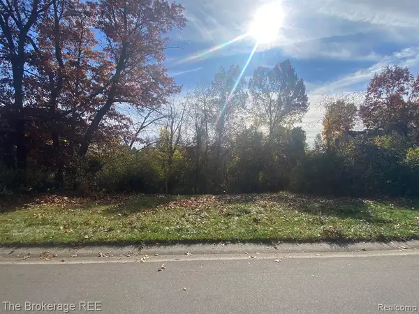 9035 Huron Bluffs, White Lake, MI 48386