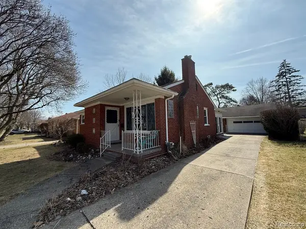 377 Wellington Crescent, Mount Clemens, MI 