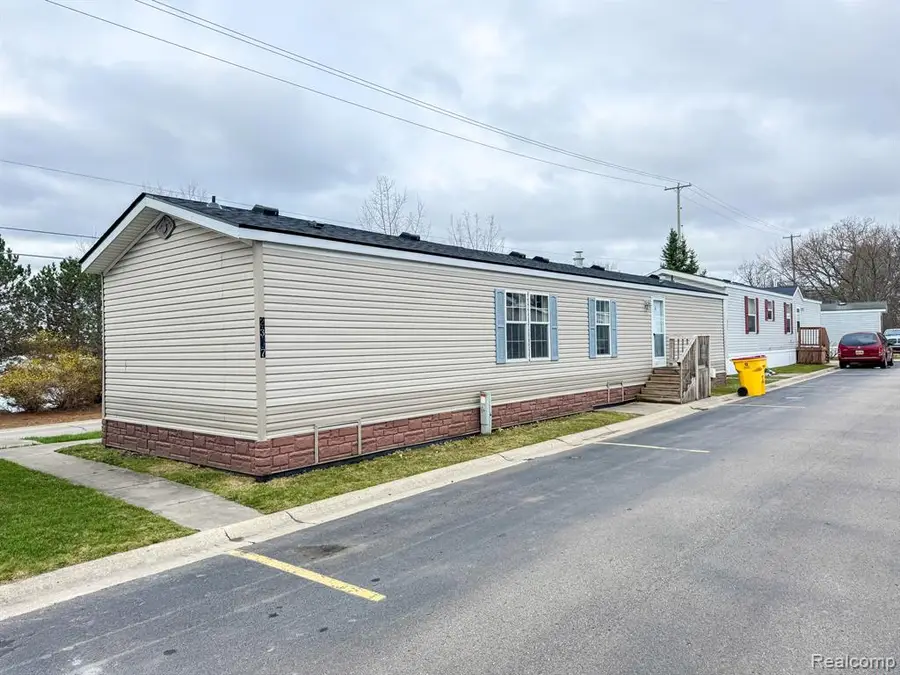 2367 Harbor Dr, Fenton, MI 48430 - Image #2