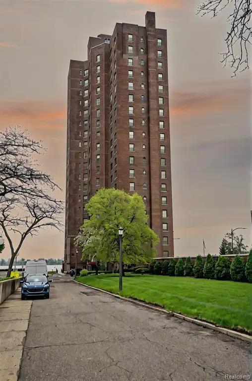 8162 E Jefferson #16A, Detroit, MI 