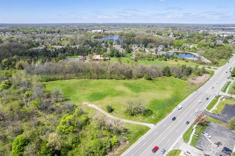 8152 S Saginaw, Grand Blanc, MI  - Image #2