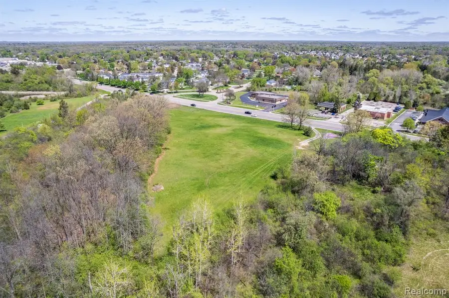 8152 S Saginaw, Grand Blanc, MI  - Image #3