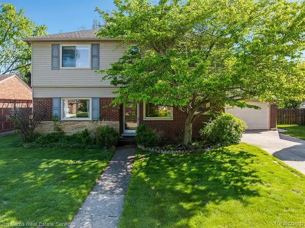 935 S Brys, Grosse Pointe Woods, MI 48236