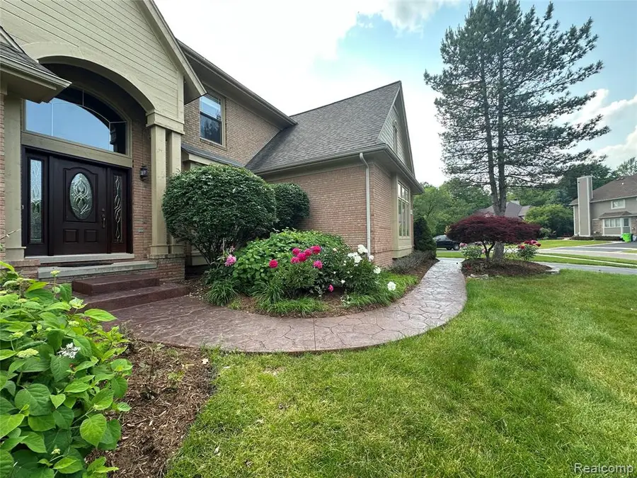 6601 Pembridge Pembridge, West Bloomfield, MI  - Image #3