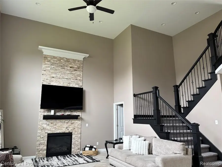 55667 Lochmoor, Shelby Charter Township, MI 48316 - Image #3